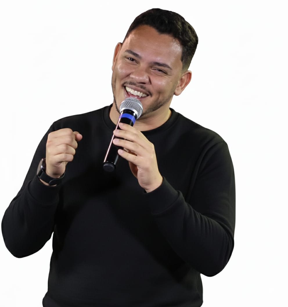 Emerson Monteiro comediante carioca de stand-up da Baixada Fluminense segurando microfone