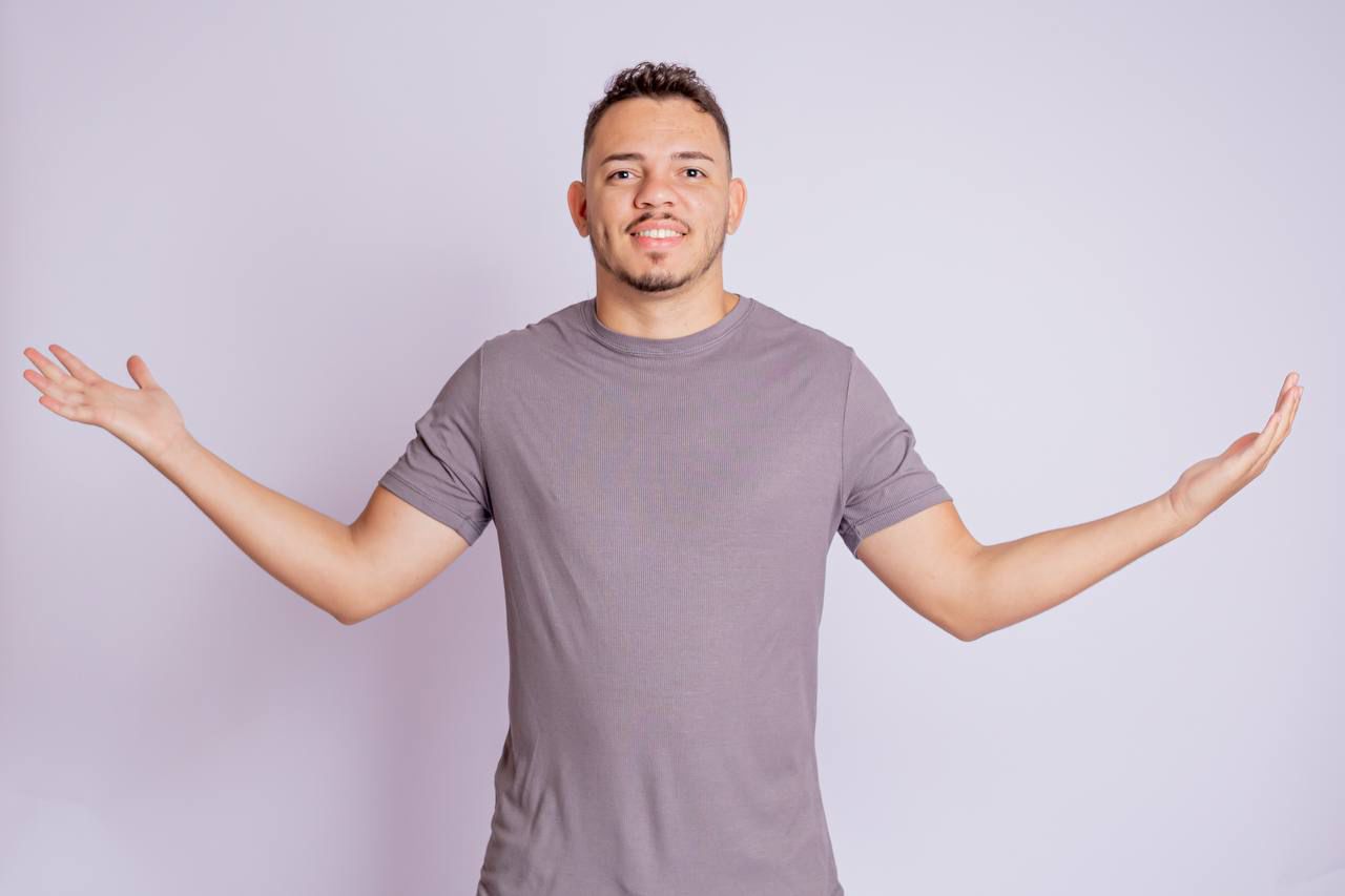 Emerson Monteiro comediante stand-up Belford Roxo sorrindo com braços abertos